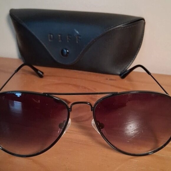 DIFF - Let's Make a Difference Black Aviator Sunglasses with Snap Lock Case - Picture 1 of 9